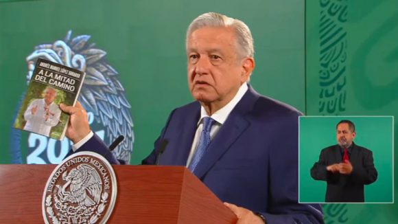 AMLO ARREMETE CONTRA SUS ADVERSARIOS, RECOMIENDA LEER SU NUEVO LIBRO «A LA MITAD DEL CAMINO»