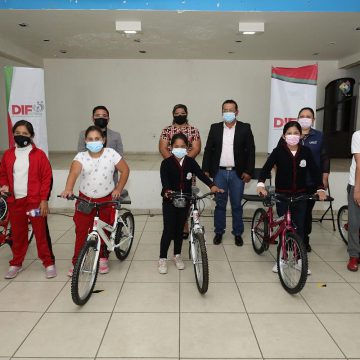 ENTREGA SEDIF BICICLETAS A NIÑAS Y NIÑOS DE ENRIQUE ESTRADA GANADORES DEL CONCURSO “MI VIDA EN PANDEMIA”