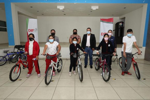 ENTREGA SEDIF BICICLETAS A NIÑAS Y NIÑOS DE ENRIQUE ESTRADA GANADORES DEL CONCURSO “MI VIDA EN PANDEMIA” ENTREGA SEDIF BICICLETAS A NIÑAS Y NIÑOS DE ENRIQUE ESTRADA GANADORES DEL CONCURSO “MI VIDA EN PANDEMIA”