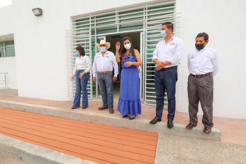 ENTREGA PRESIDENTA DEL SEDIF NUEVA UBR EN ATOLINGA