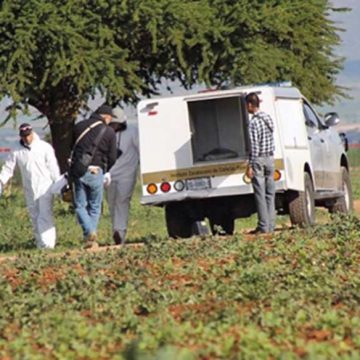 LA DEJAN COLGADA Y CON MENSAJE ALUSIVO A ACTIVIDADES CRIMINALES