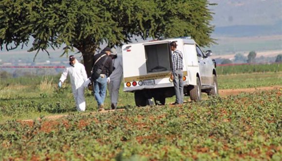 LA DEJAN COLGADA Y CON MENSAJE ALUSIVO A ACTIVIDADES CRIMINALES