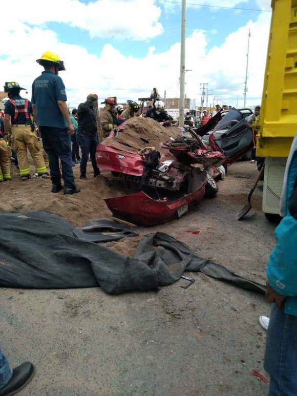 VUELCA TORTON CARGADO DE ARENA Y APLASTA VEHÍCULO COMPACTO; REPORTARON MUERTE DE UNA MUJER