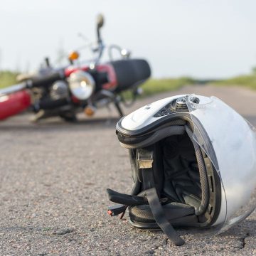 Pareja iba en su moto y los bajaron a balazos; ella falleció