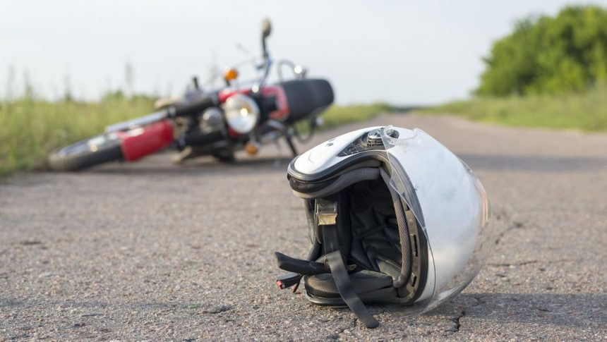 Pareja iba en su moto y los bajaron a balazos; ella falleció