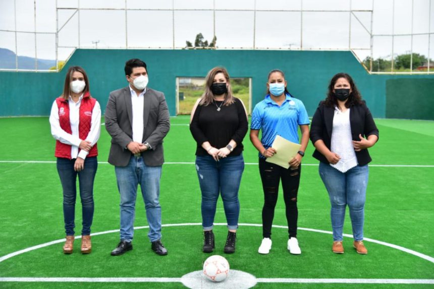 EN BENEFICIO DE APOZOLENSES, RESCATA INJUVENTUD CANCHA DE FÚTBOL