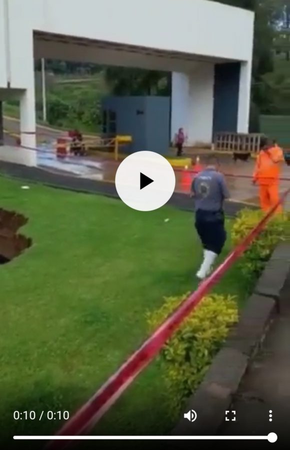 (Vídeo) Se abre socavón por fuertes lluvias