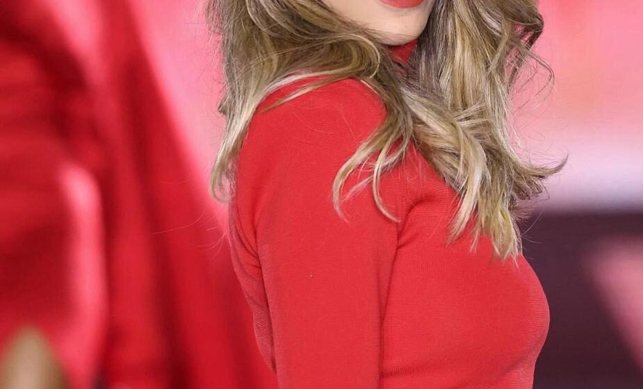 BELINDA ENSEÑA LOS MORETONES, RESULTADO DE LA CAÍDA EN PLENA PASARELA EN PARÍS