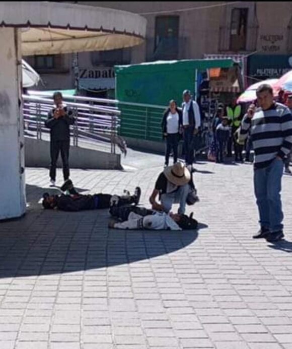 UN HOMBRE ASESINADO Y OTRO MÁS GRAVEMENTE HERIDO EN ATAQUE EN PLAZA BICENTENARIO UN HOMBRE ASESINADO Y OTRO MÁS GRAVEMENTE HERIDO EN ATAQUE EN PLAZA BICENTENARIO