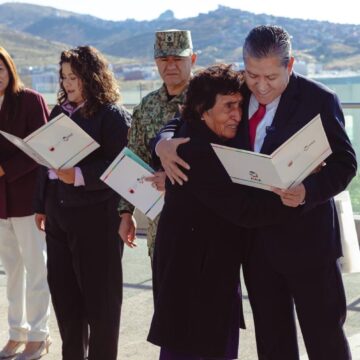 ENTREGA GOBERNADOR DAVID MONREAL, VISAS CORAZÓN DE PLATA A PERSONAS ADULTAS DE ZACATECAS