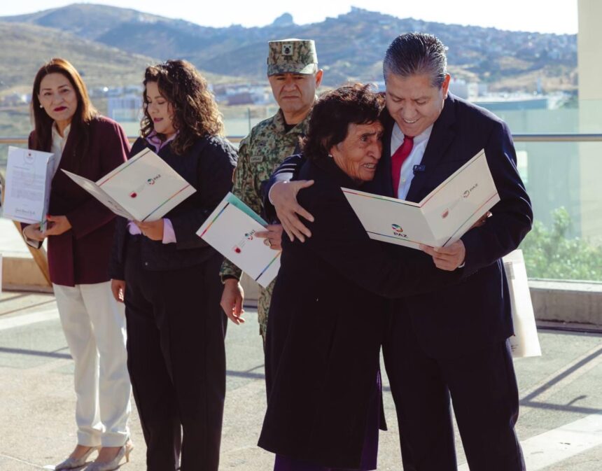 ENTREGA GOBERNADOR DAVID MONREAL, VISAS CORAZÓN DE PLATA A PERSONAS ADULTAS DE ZACATECAS