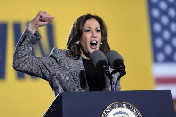 KAMALA HARRIS ENCIENDE 75.000 PERSONAS EN EL MISMO LUGAR DESDE EL QUE TRUMP ANIMÓ A ASALTAR EL CAPITOLIO