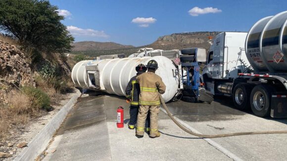 MIGUEL VARELA GIRA INSTRUCCIONES PARA ATENDER INCIDENTE EN AUTOPISTA AGS-ZAC MIGUEL VARELA GIRA INSTRUCCIONES PARA ATENDER INCIDENTE EN AUTOPISTA AGS-ZAC