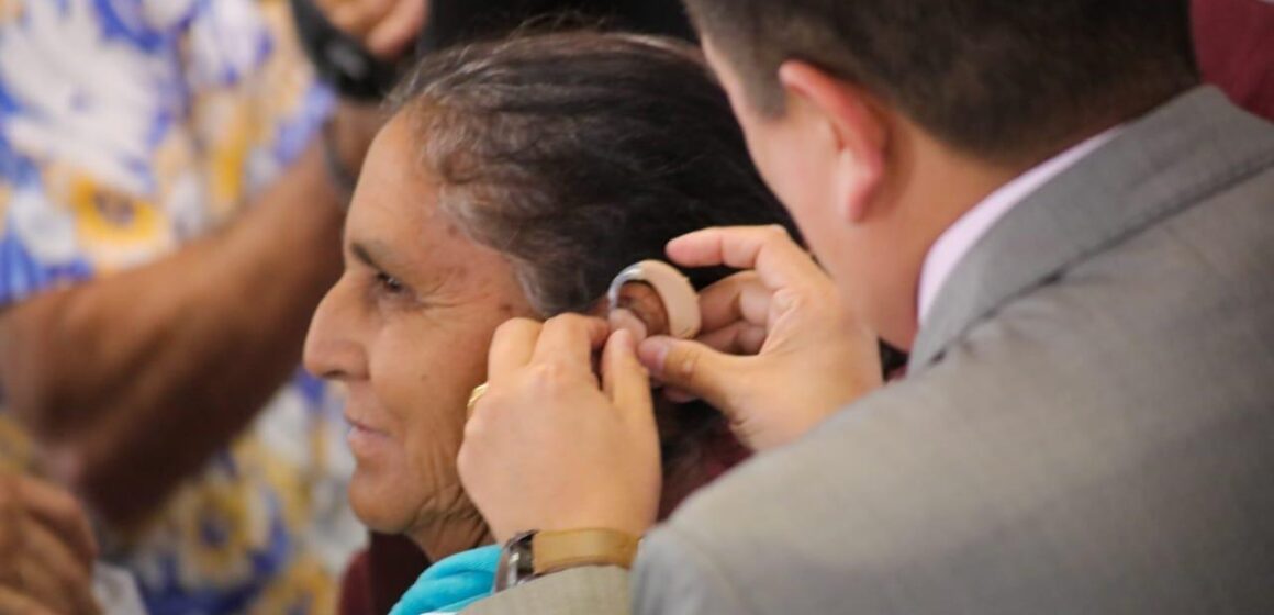 BENEFICIAN GOBIERNO DE ZACATECAS Y FUNDACIÓN TELMEX-TELCEL A MÁS DE 400 PERSONAS CON AUXILIARES AUDITIVOS