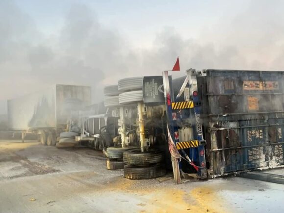 VUELCA CAMIÓN QUE TRANSPORTABA SUSTANCIA