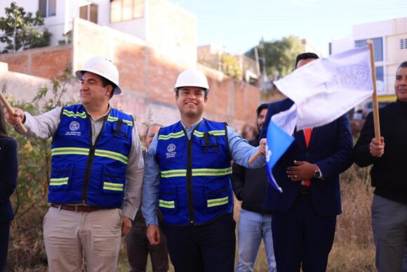 CUMPLE MIGUEL VARELA COMPROMISO DE REHABILITAR LA CALLE FRANCISCO BARÓN CON LOS COLONOS DE LA MÉDICOS VETERINARIOS
