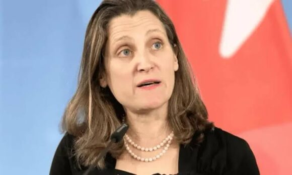CHRYSTIA FREELAND, MINISTRA DE FINANZAS DE CANADÁ, RENUNCIA TRAS RECONOCER DIFERENCIAS CON TRUDEAU