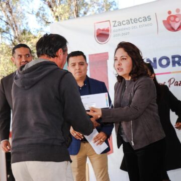 ENTREGA SEDIF APOYOS ECONÓMICOS A FAMILIAS VULNERABLES DE LA ENTIDAD