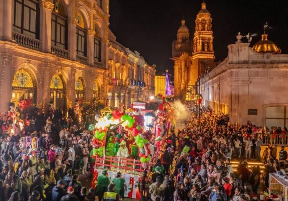 MILES DE FAMILIAS DISFRUTAN LA MAGIA DE LA NAVIDAD CON EL DESFILE “JUNTOS SOMOS PAZ” ZACATECAS 2024 MILES DE FAMILIAS DISFRUTAN LA MAGIA DE LA NAVIDAD CON EL DESFILE “JUNTOS SOMOS PAZ” ZACATECAS 2024