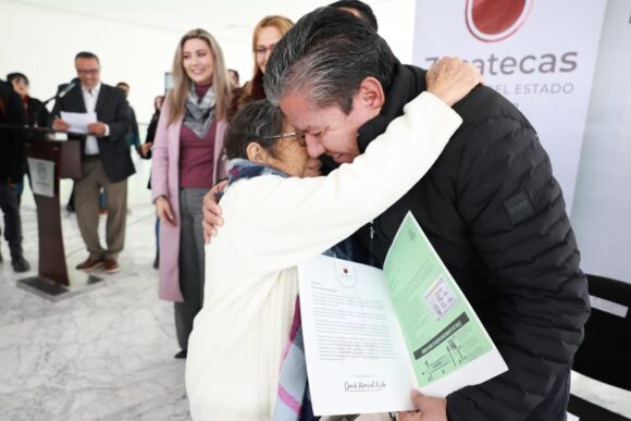 ENTREGA GOBERNADOR DAVID MONREAL 43 VISAS DEL PROGRAMA CORAZÓN DE PLATA, QUE REÚNE A FAMILIAS DE ZACATECANOS MIGRANTES ENTREGA GOBERNADOR DAVID MONREAL 43 VISAS DEL PROGRAMA CORAZÓN DE PLATA, QUE REÚNE A FAMILIAS DE ZACATECANOS MIGRANTES