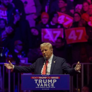 TRUMP CELEBRA SU «MITIN DE LA VICTORIA»,HOY JURARÁ COMO 47° PRESIDENTE DE EE.UU.
