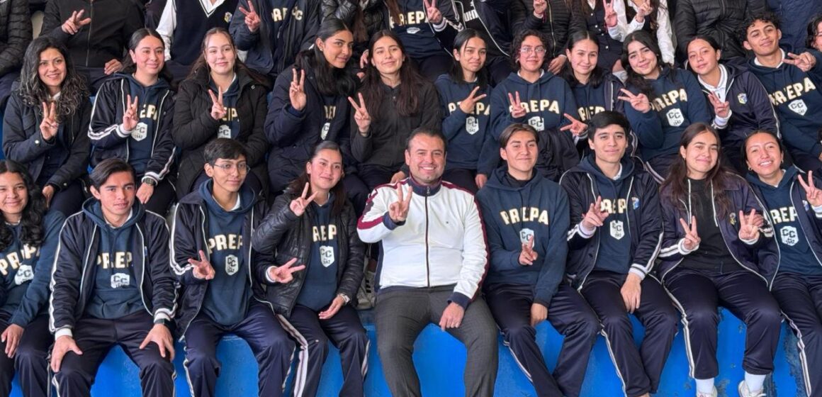 MIGUEL VARELA VISITA EL COLEGIO DEL CENTRO