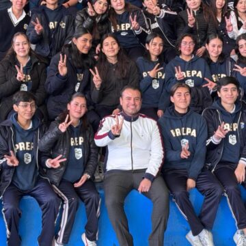 MIGUEL VARELA VISITA EL COLEGIO DEL CENTRO