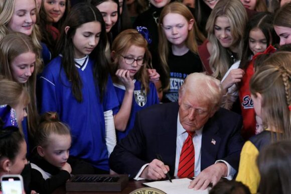 TRUMP FIRMÓ UNA ORDEN EJECUTIVA PARA PROHIBIR LA PARTICIPACIÓN DE MUJERES TRANSGÉNERO EN DEPORTES FEMENINOS
