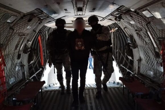 PILOTO DETENIDO EN SINALOA ESTÁ RELACIONADO CON ‘LOS CHAPITOS’ PILOTO DETENIDO EN SINALOA ESTÁ RELACIONADO CON ‘LOS CHAPITOS’