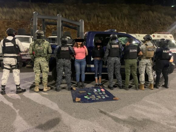 DETIENEN FUERZAS DE SEGURIDAD A DOS MUJERES IDENTIFICADAS COMO PROBABLES GENERADORAS DE VIOLENCIA DETIENEN FUERZAS DE SEGURIDAD A DOS MUJERES IDENTIFICADAS COMO PROBABLES GENERADORAS DE VIOLENCIA