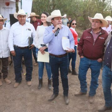 CUMPLE GOBERNADOR DAVID MONREAL COMPROMISOS CON CHICHIMEQUILLAS CON MAQUINARIA Y APOYO AL BIENESTAR