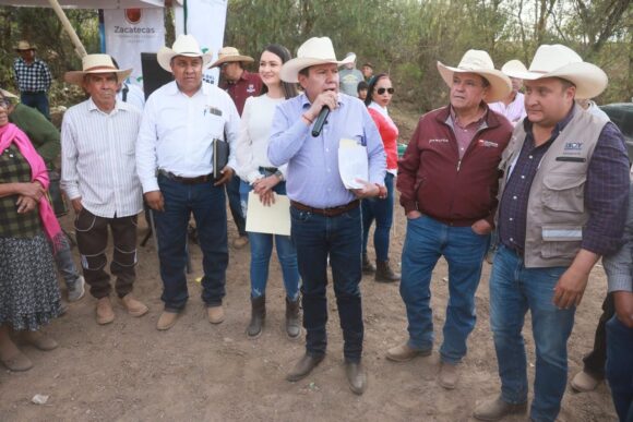 CUMPLE GOBERNADOR DAVID MONREAL COMPROMISOS CON CHICHIMEQUILLAS CON MAQUINARIA Y APOYO AL BIENESTAR