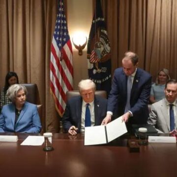TRUMP FIRMA UN DECRETO QUE ORDENA PEDIR PRUEBA DE CIUDADANÍA PARA VOTAR EN ELECCIONES FEDERALES