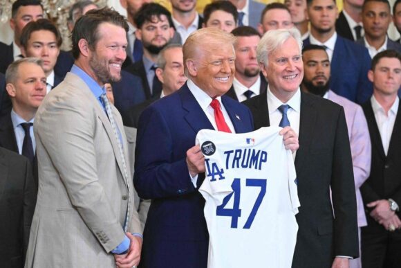 TRUMP RECIBE A LOS CAMPEONES DODGERS EN LA CASA BLANCA TRUMP RECIBE A LOS CAMPEONES DODGERS EN LA CASA BLANCA