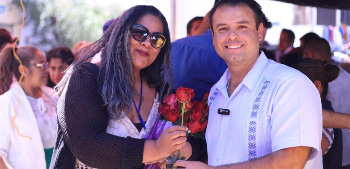 CELEBRA MIGUEL VARELA A LAS MADRES CAPITALINAS CON ENTREGA DE OBSEQUIOS EN EL TIANGUIS DEL ETE