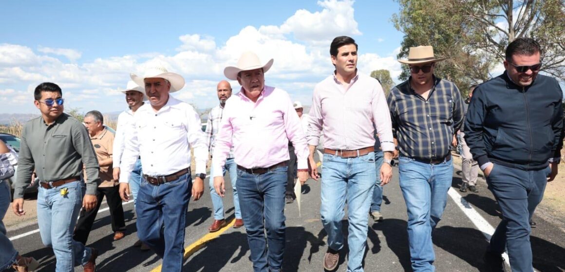 CUMPLE GOBERNADOR DAVID MONREAL CON EL RESCATE CARRETERO; REHABILITA 7 KILÓMETROS DE SUPERFICIE EN EL JAGÜEY, VILLANUEVA