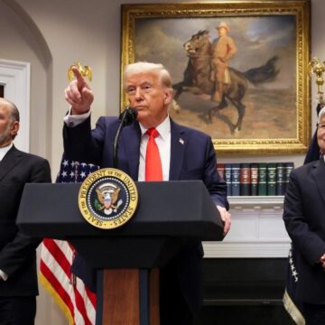 PROHÍBE TRUMP LA ENTRADA A EU A CIUDADANOS DE 12 PAÍSES