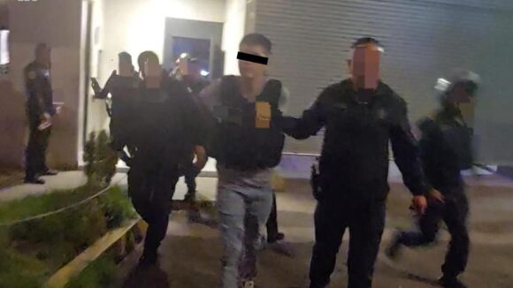 DETIENEN AL ‘CHE CHE’ AL SALIR DEL HOSPITAL BALBUENA; FAMILIARES INTENTARON RESCATARLO DETIENEN AL ‘CHE CHE’ AL SALIR DEL HOSPITAL BALBUENA; FAMILIARES INTENTARON RESCATARLO