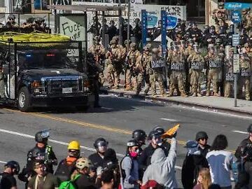 NEWSON ENFRENTA A TRUMP POR LAS REDADAS Y PROTESTAS EN LOS ÁNGELES
