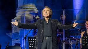 RAPHAEL VIVE UNA ‘GRAN NOCHE’ EN SU REGRESO A LOS ESCENARIOS