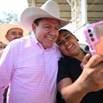 ENTREGA GOBERNADOR DAVID MONREAL APOYOS DE CORAZÓN CONTENTO A LAS FAMILIAS DE COMUNIDADES DE RÍO GRANDE ENTREGA GOBERNADOR DAVID MONREAL APOYOS DE CORAZÓN CONTENTO A LAS FAMILIAS DE COMUNIDADES DE RÍO GRANDE