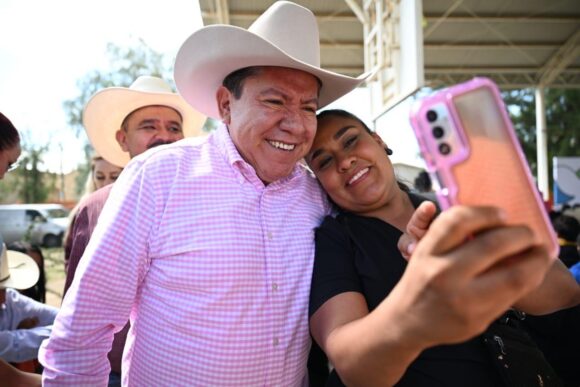 ENTREGA GOBERNADOR DAVID MONREAL APOYOS DE CORAZÓN CONTENTO A LAS FAMILIAS DE COMUNIDADES DE RÍO GRANDE ENTREGA GOBERNADOR DAVID MONREAL APOYOS DE CORAZÓN CONTENTO A LAS FAMILIAS DE COMUNIDADES DE RÍO GRANDE