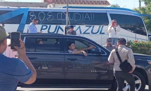 LA PRESIDENTA SHEINBAUM, ES RECIBIDA CON PROTESTAS EN LA PAZ LA PRESIDENTA SHEINBAUM, ES RECIBIDA CON PROTESTAS EN LA PAZ