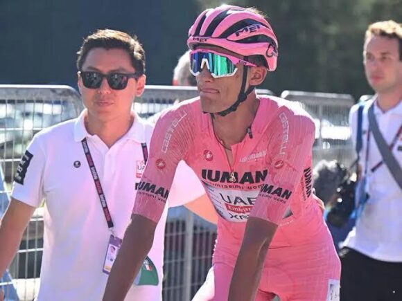 ISAAC DEL TORO ‘FUE DETENIDO’ EN ITALIA…. PARA UNA FOTO ISAAC DEL TORO ‘FUE DETENIDO’ EN ITALIA…. PARA UNA FOTO