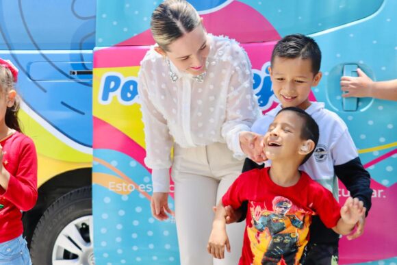 ENTREGA DIF CAPITAL AUXILIARES AUDITIVOS EN COORDINACIÓN CON OXXO Y MVS RADIO