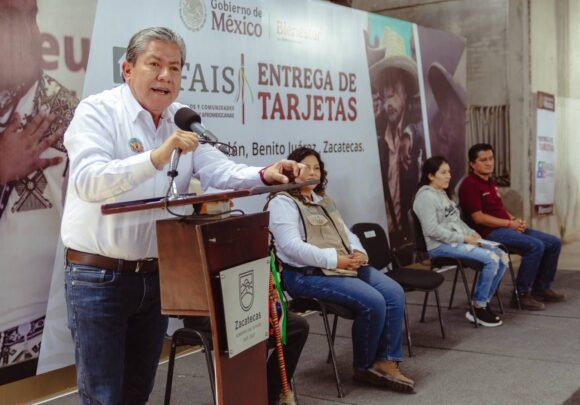 OTORGA GOBERNADOR DAVID MONREAL ÁVILA TARJETAS FAIS AL PUEBLO DE SAN LUCAS TEPETITLÁN, FLORENCIA DE BENITO JUÁREZ
