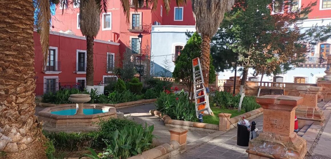 AYUNTAMIENTO DE ZACATECAS REALIZA MANTENIMIENTO INTENSIVO EN EL JARDÍN JUÁREZ