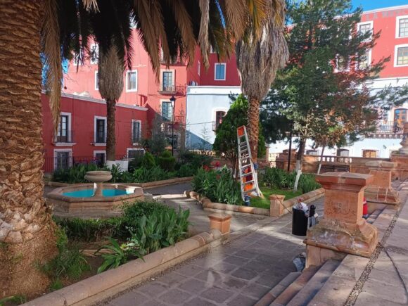 AYUNTAMIENTO DE ZACATECAS REALIZA MANTENIMIENTO INTENSIVO EN EL JARDÍN JUÁREZ