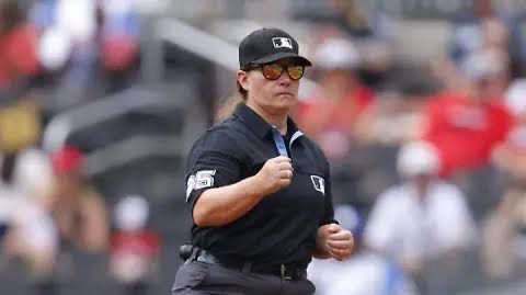 JEN PAWOL ES LA PRIMERA MUJER EN ARBITRAR UN JUEGO DE TEMPORADA REGULAR EN MLB
