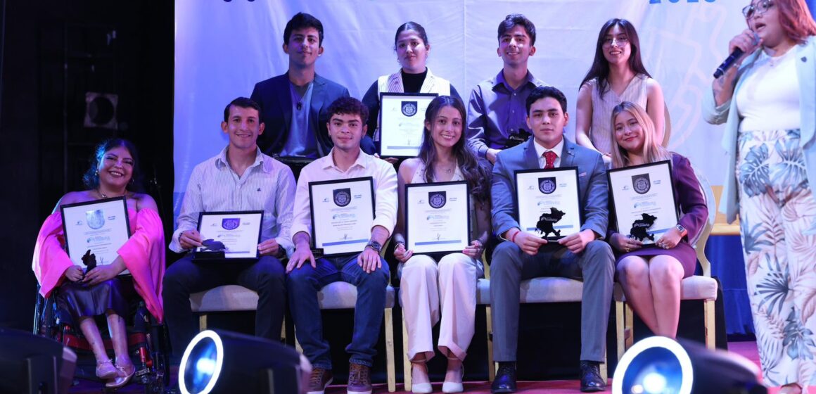AYUNTAMIENTO DE ZACATECAS ENTREGA EL PREMIO MUNICIPAL DE LA JUVENTUD. RECONOCE A LAS Y LOS JÓVENES COMO PRESENTE Y FUTURO DE UN ZACATECAS MÁS LIMPIO QUE NUNCA